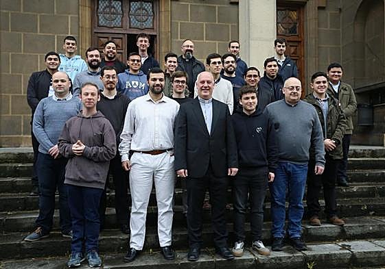Los seminaristas de Oviedo, con el rector, Sergio Martínez en el medio.
