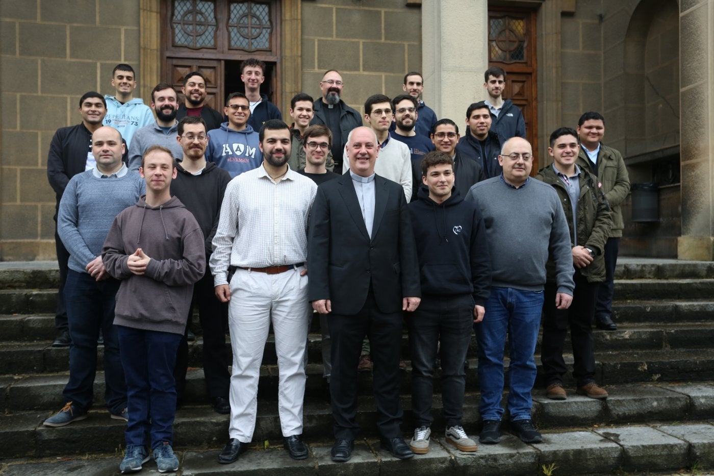 Los seminaristas de Oviedo, con el rector, Sergio Martínez en el medio.