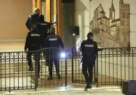 Operativo de búsqueda del agresor durante la noche en Gijón.