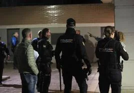 Agentes de la Policía Nacional durante la búsqueda del joven que apuñaló a un agente en Gijón.