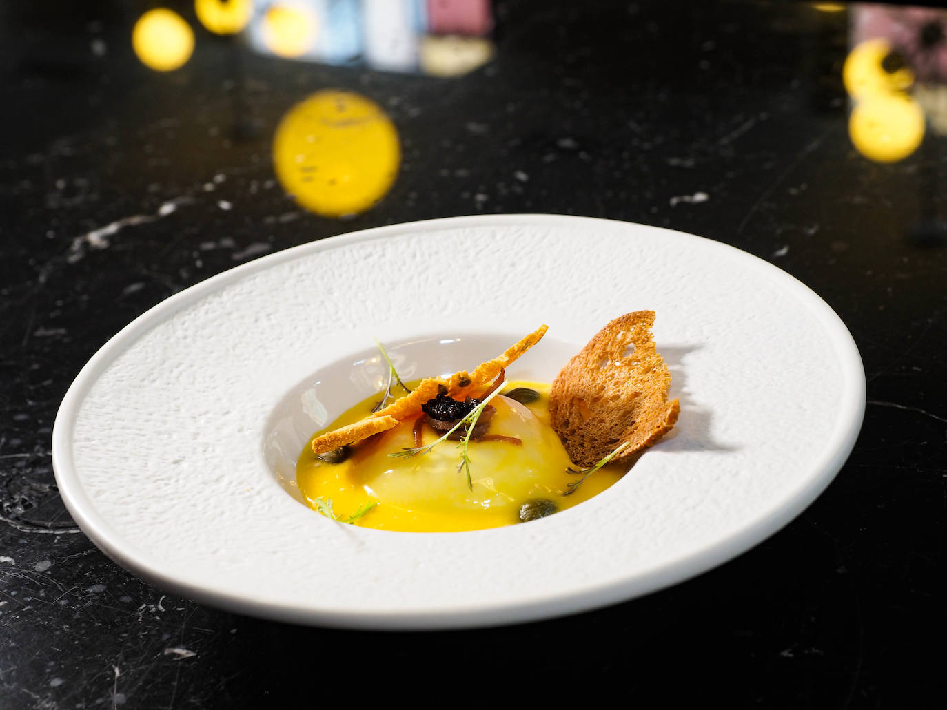 Imagen - Plato de huevos benedictinos elaborado por Ricardo Fernández, cocinero del restaurante Farragua.