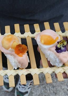 Imagen - Plato de nigiris de huevo de codorniz con mayonesa de rocoto del restaurante Náutico en Candás.