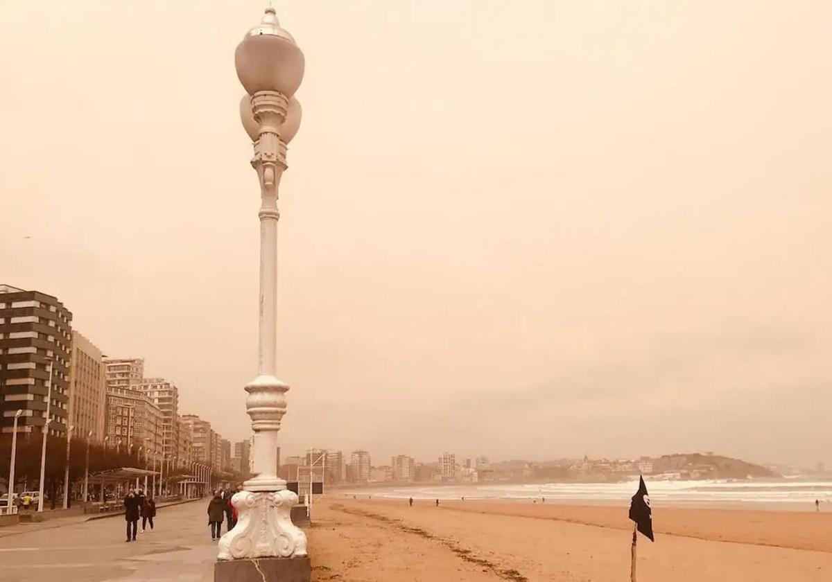 Aspecto del cielo en la bahía de San Lorenzo de Gijón con calima.