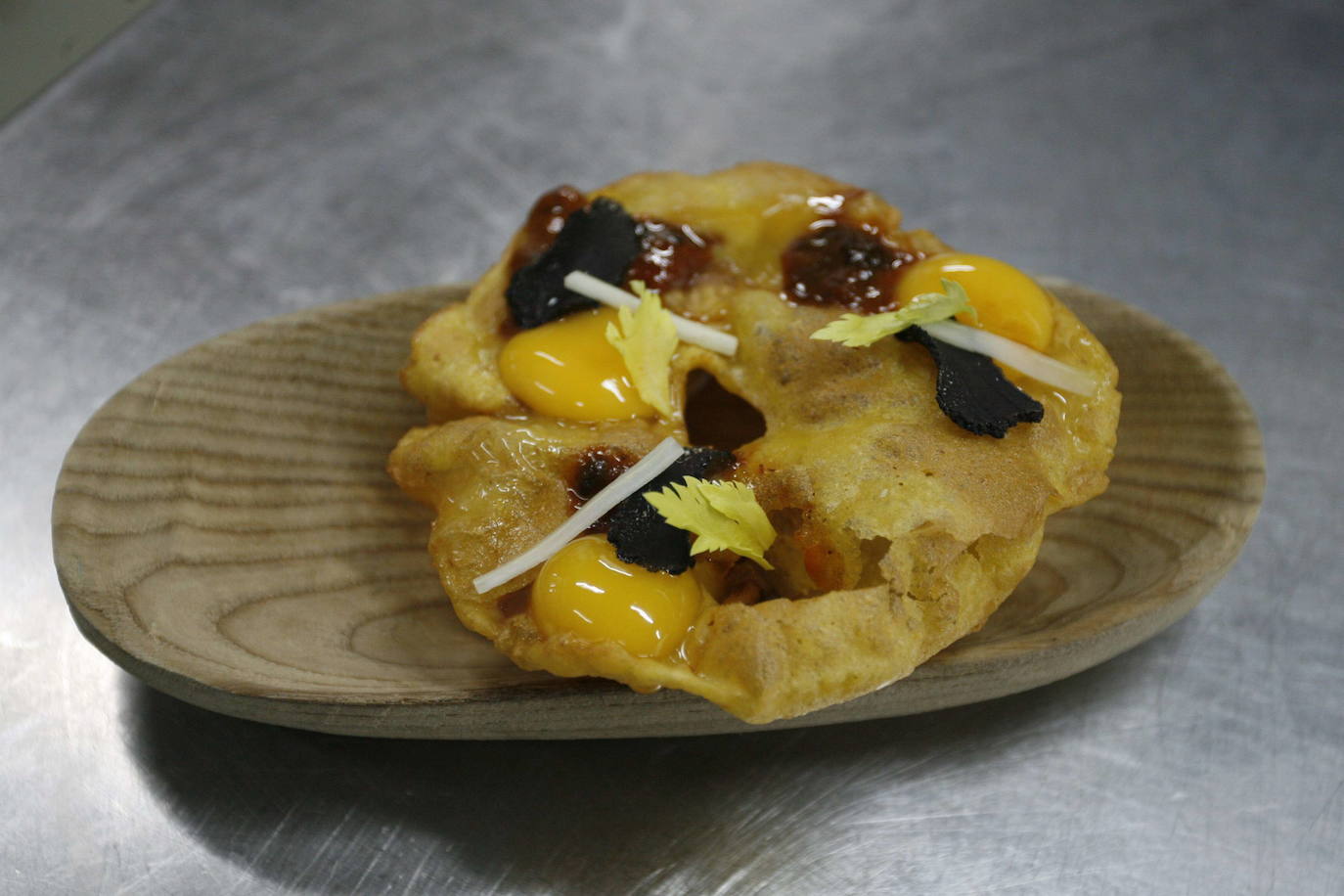 Imagen - Torto de maiz de oricios y huevo de codorniz elaborado por Nacho Manzano en el restaurante La Salgar.