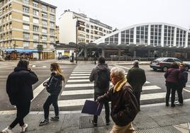 Centro urbano de Pola de Siero, con la plaza cubierta al fondo.