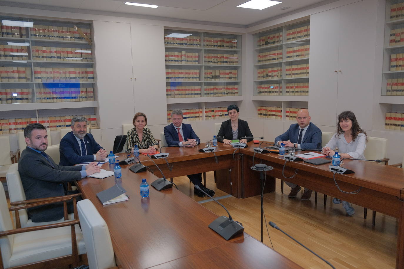 Jorge García, Alejandro Calvo, Carmen Moriyón, José Antonio Santano, Marta Serrano y Jesús Martínez Salvador durante la reunión celebrada ayer en el Ministerio de Transportes, en Madrid.