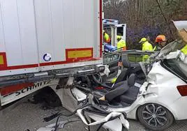 Brutal colisión entre un coche y un camión en la autopista 'Y' en Gijón