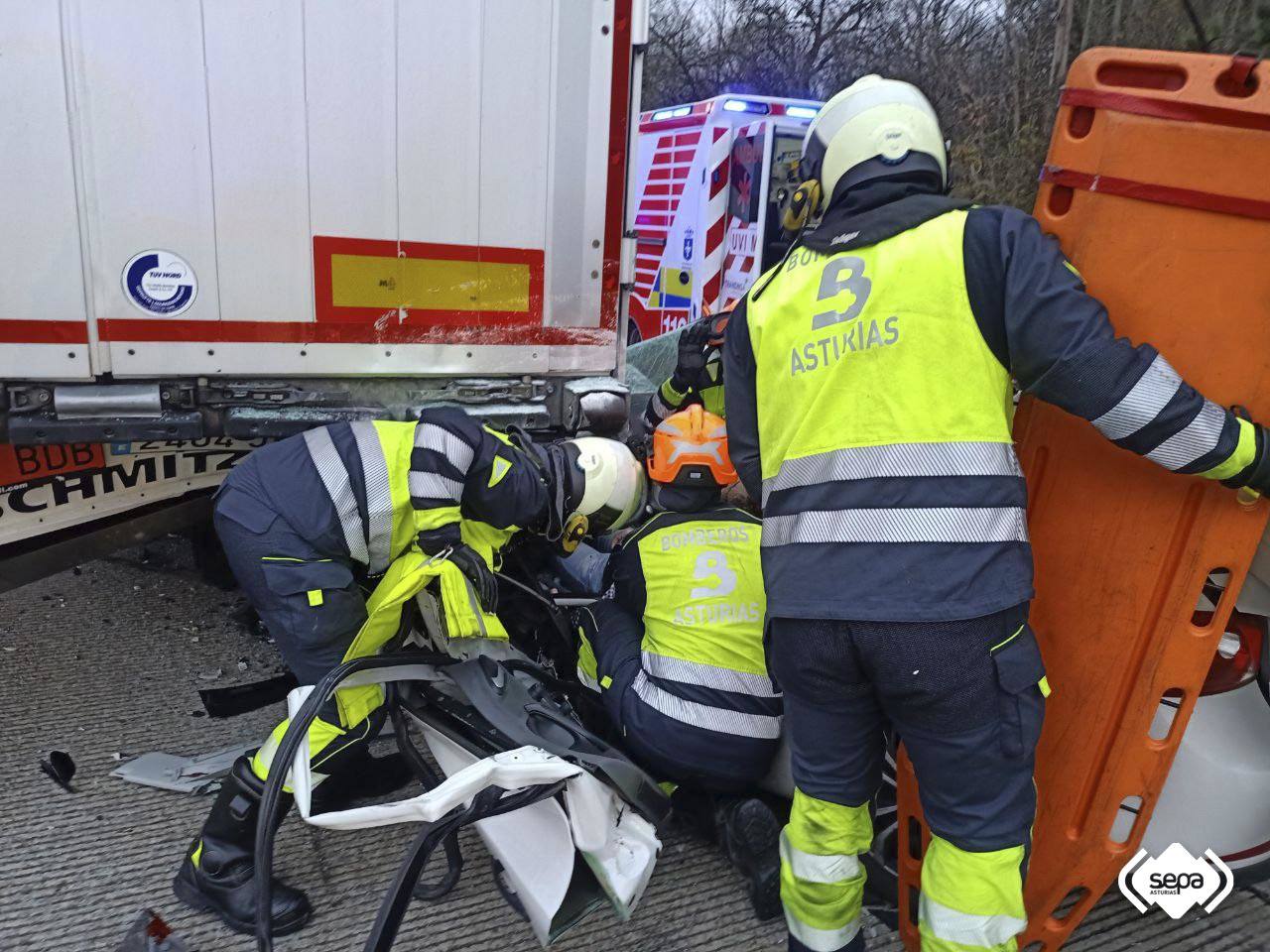 Brutal colisión entre un coche y un camión en la autopista &#039;Y&#039; en Gijón