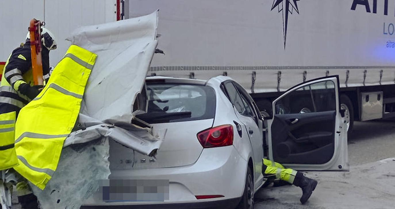 Brutal colisión entre un coche y un camión en la autopista &#039;Y&#039; en Gijón