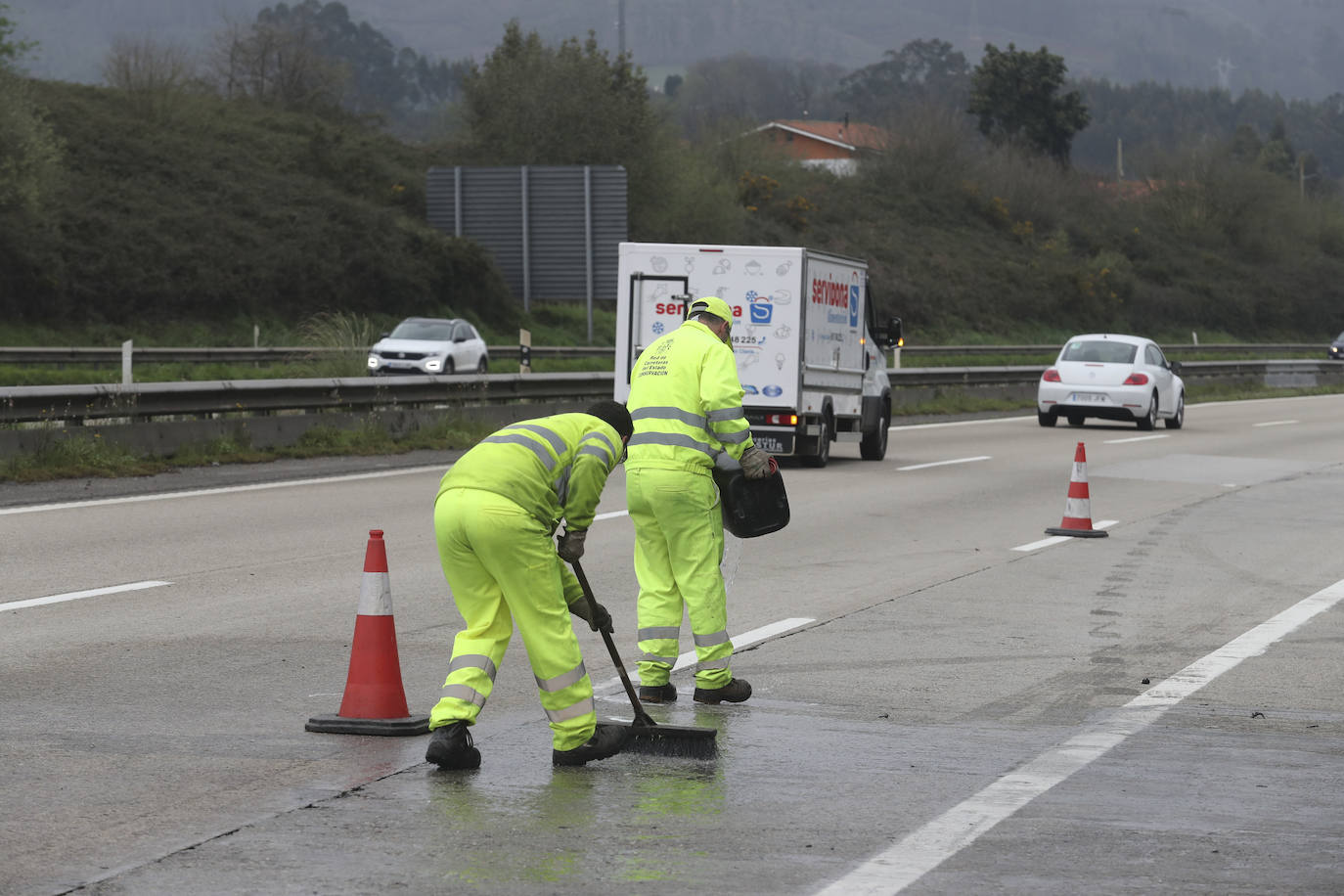 Brutal colisión entre un coche y un camión en la autopista &#039;Y&#039; en Gijón