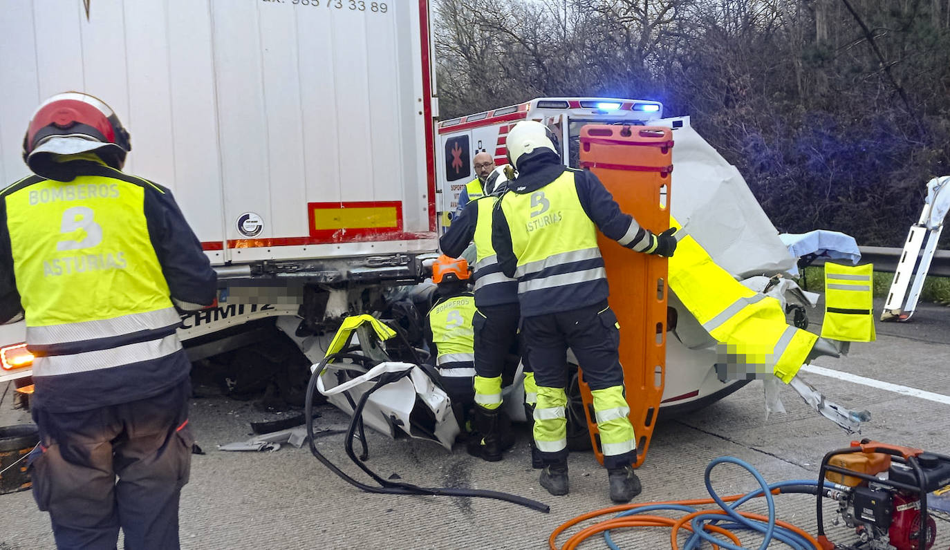 Brutal colisión entre un coche y un camión en la autopista &#039;Y&#039; en Gijón