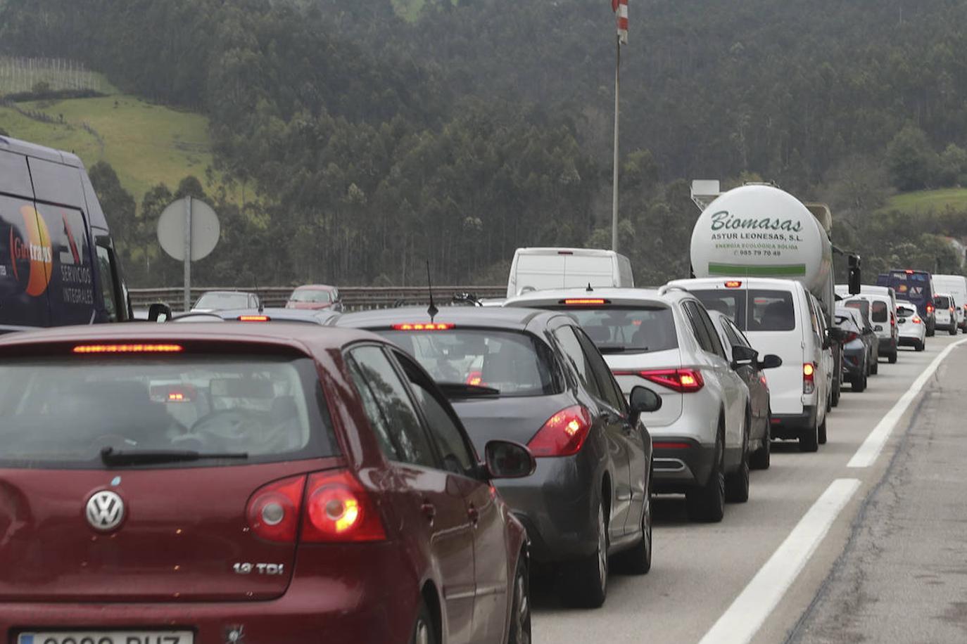 Brutal colisión entre un coche y un camión en la autopista &#039;Y&#039; en Gijón