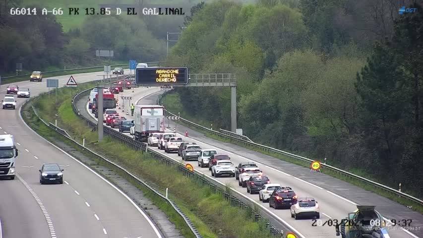 Brutal colisión entre un coche y un camión en la autopista &#039;Y&#039; en Gijón