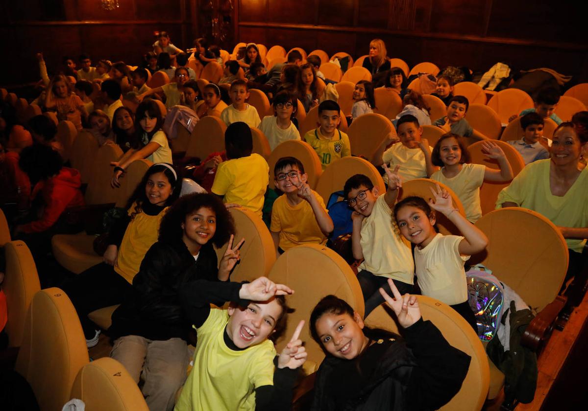 Alumnos gijoneses celebran el Día Internacional de la Felicidad en el Jovellanos.