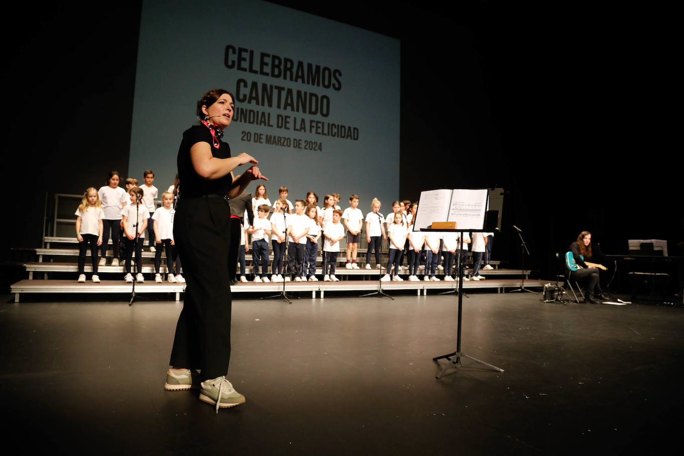 Los peques de Gijón cantan a la felicidad