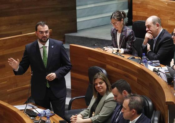El presidente del Principado de Asturias, Adrián Barbón, responde en el pleno de la Junta General del Principado a las preguntas formuladas por los grupos parlamentarios.