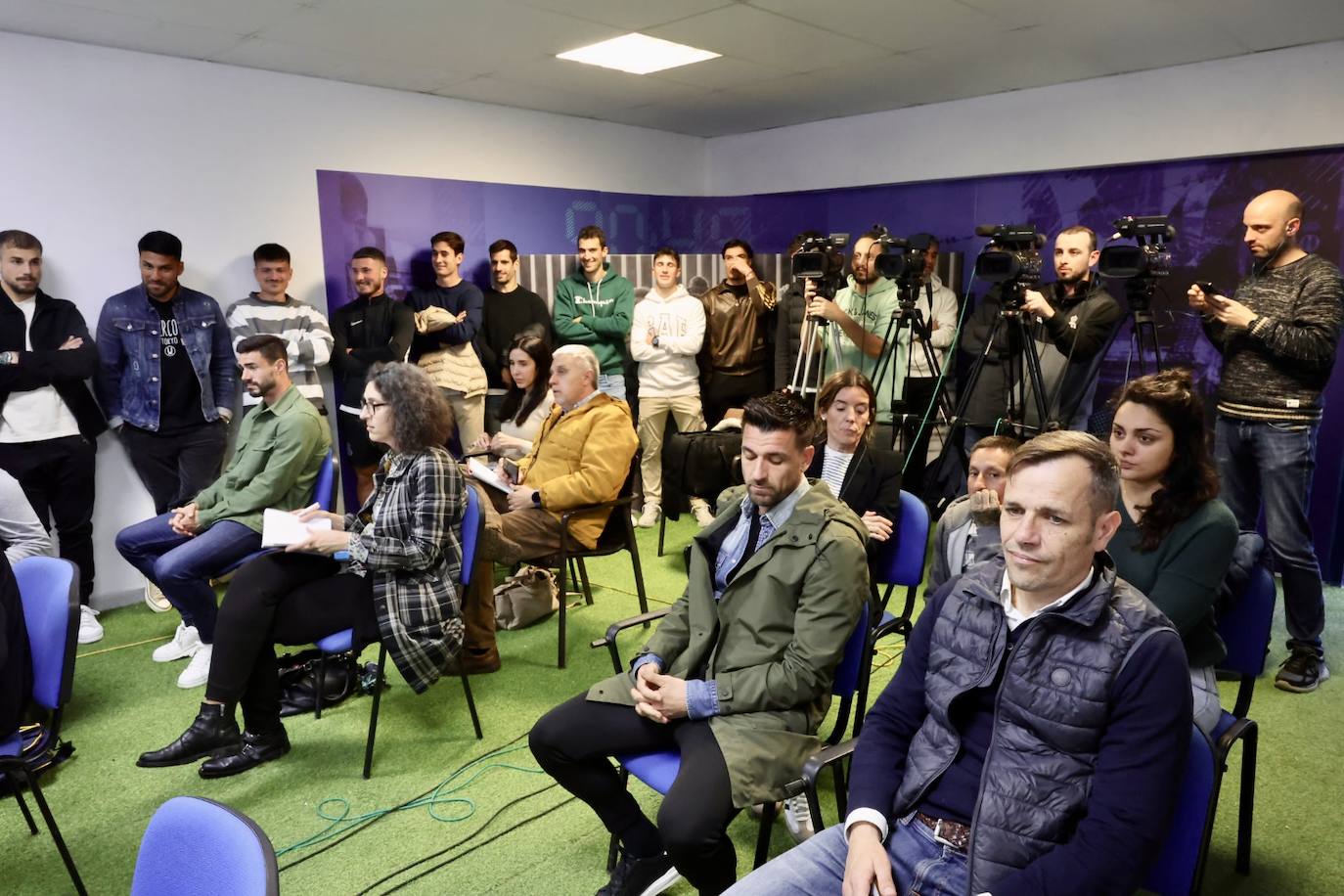 La plantilla del Avilés arropó al presidente del Avilés durante la rueda de prensa.