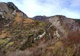 Valle Moru, un pueblo deshabitado en lo profundo de Ponga, sobre una inclinada ladera y entre bosques