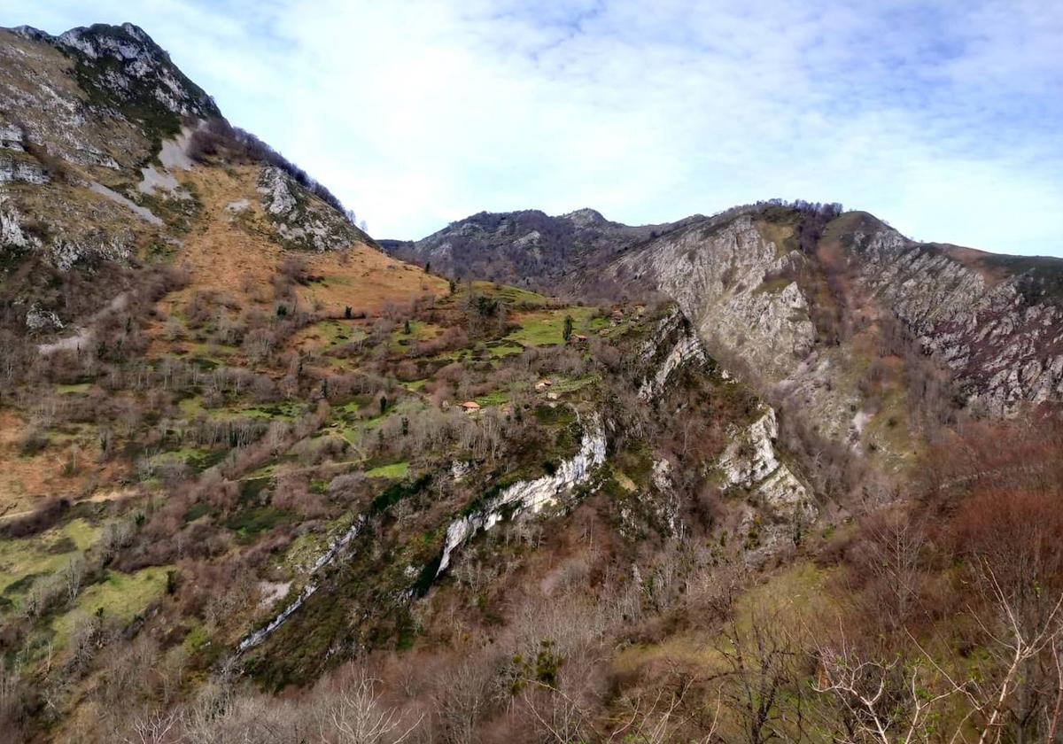 Valle Moru, un pueblo deshabitado en lo profundo de Ponga, sobre una inclinada ladera y entre bosques