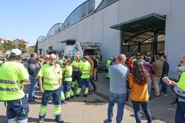 Un grupo de trabajadores de Urbaser espera al inicio de la asamblea en las instalaciones de Valliniello.