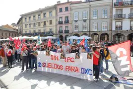 Concentración de trabajadores de DXC en la Plaza de España.