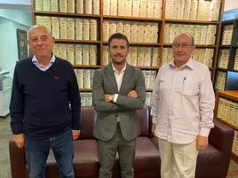 Julio Scheilch, Diego Baeza y José María Tejero, tras la rúbrica de la venta del club en 2020.