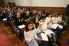 Decenas de escolares atendieron al recital de poemas y aplaudieron a sus compañeros.