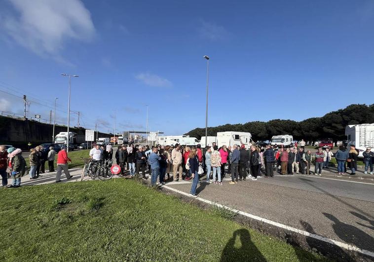 Los vecinos cortan el acceso a El Musel.