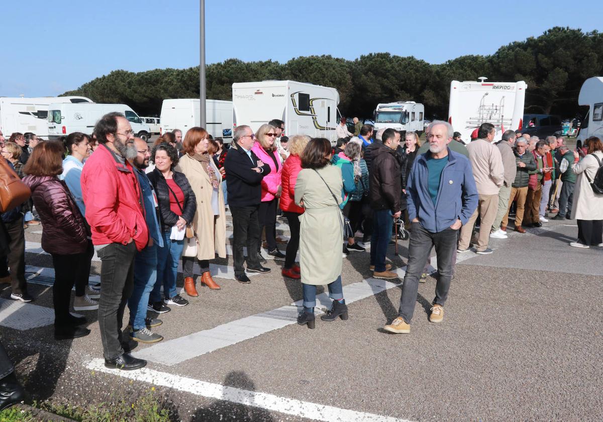 Los vecinos salen a la calle por el hartazgo con el vial de Jove