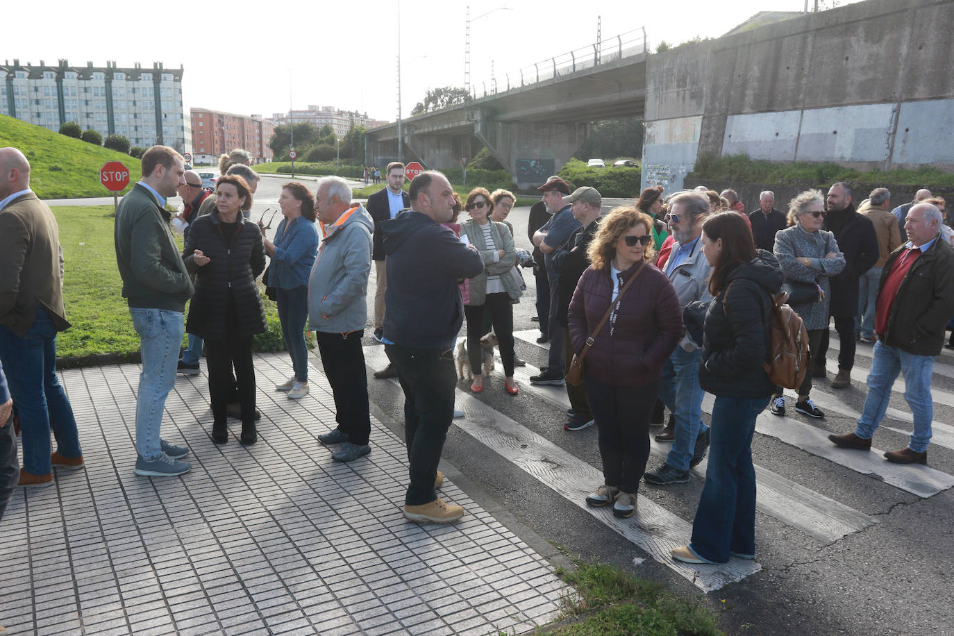 Los vecinos salen a la calle por el hartazgo con el vial de Jove