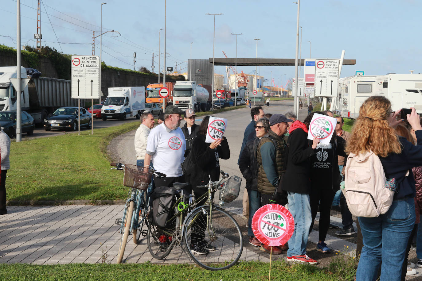 Los vecinos salen a la calle por el hartazgo con el vial de Jove