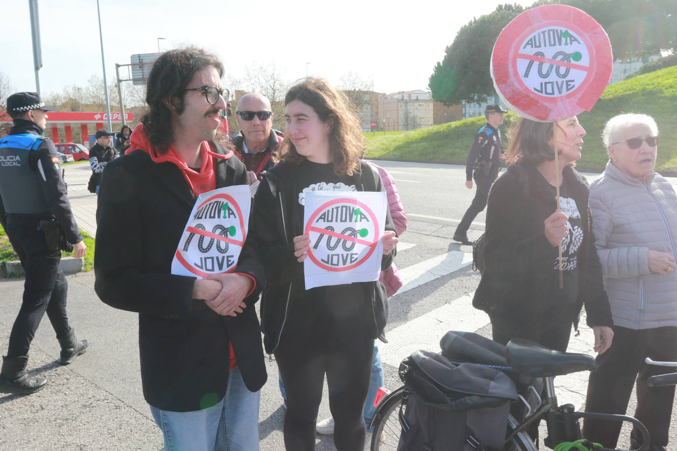 Los vecinos salen a la calle por el hartazgo con el vial de Jove