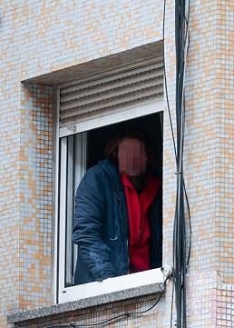 Imagen - El hombre pide auxilio desde la ventana del piso.