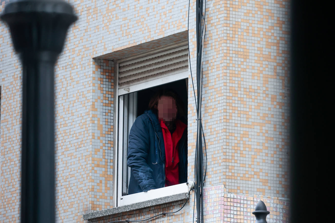 Imagen - El hombre pide auxilio desde la ventana del piso.