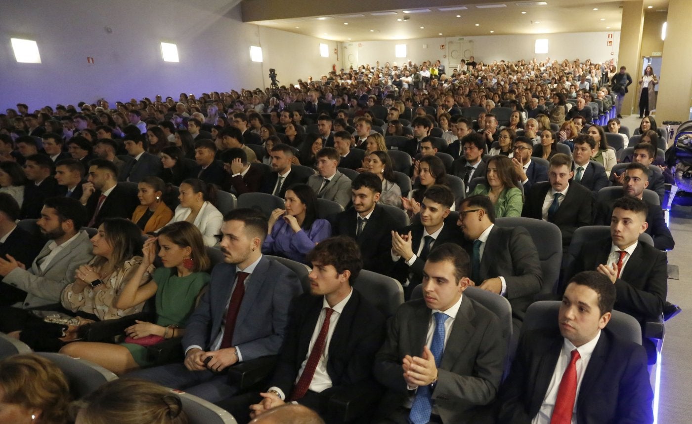 Los egresados de la EPI de la promoción 2023, ayer, antes de recibir su diploma de graduados en el salón de actos del recinto ferial.