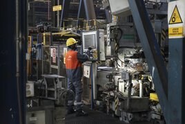 Un trabajador de Arcelor, en la nueva línea de Magnelis de Avilés.