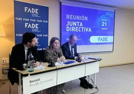 Pablo García, vicepresidente de FADE, María Calvo, presidenta de FADE y Alberto González, director general.