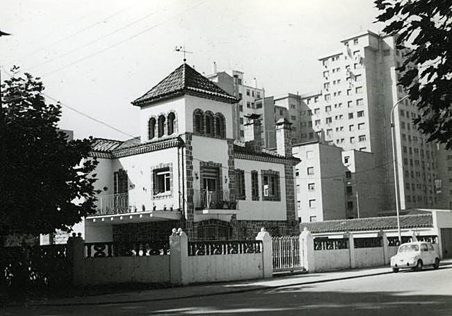 Palacete con jardín situado donde Telepizza, en la esquina con Manso (dcha.). Los plátanos de sombra con alcorque de bordillo se terminaron de retirar poco antes del año 2000. Fecha: 8 de octubre de 1969.