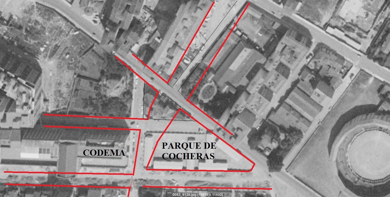 Alineación actual (rojo) sobre la foto aérea de 1970. Se ven las casas frente al jardín de la fábrica de sidra y la parcela triangular de casas al sur.