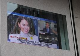 La noticia de que Kate Middleton tiene cáncer en una pantalla exterior de los estudios de la Fox.