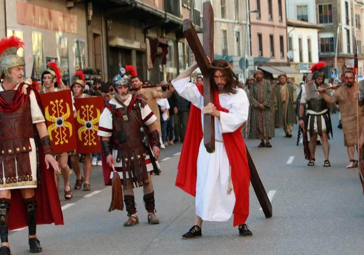 Imagen principal - Procesiones y Vía Crucis en Infiesto, Llanes y Ribadesella. 