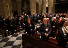 Los fieles asistentes al Vía Crucis, en la nave central de la Catedral.