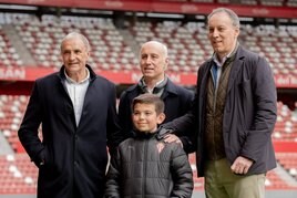 José Luis y Juan Carlos Ablanedo, ayer, con Joaquín y un aficionado.