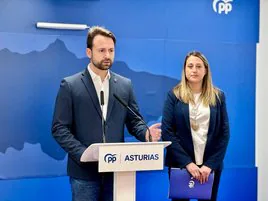 Álvaro Queipo y Cristina Vega, ayer, en la sede regional del PP.