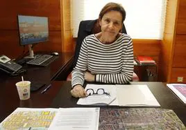 Carmen Moriyón, en su despacho con los planos del vial de Jove y el informe ministerial.
