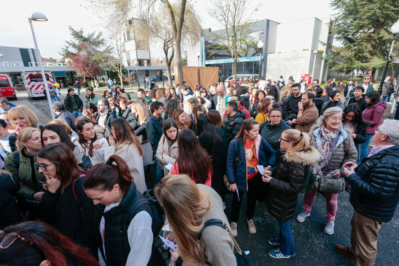 Nervios, esperanza y mucho esfuerzo en la macrooposición de la sanidad pública asturiana