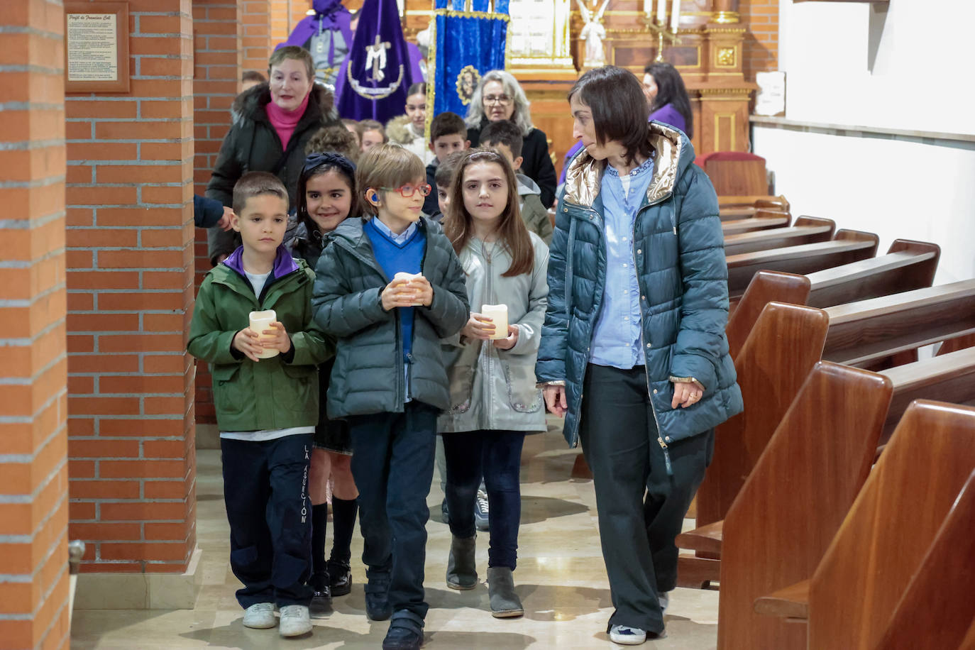 Los niños dan paso a la Semana Santa en Gijón