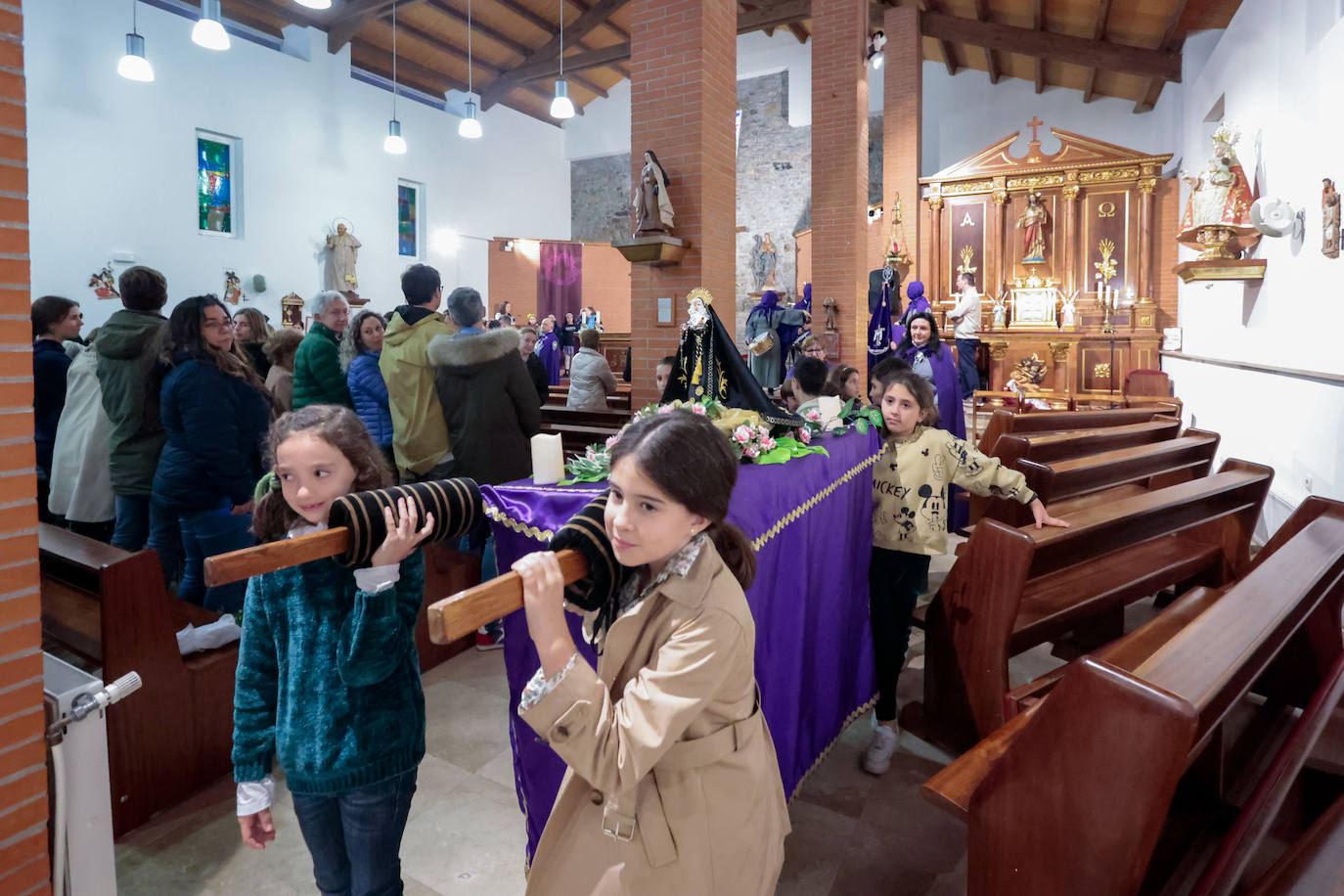 Los niños dan paso a la Semana Santa en Gijón