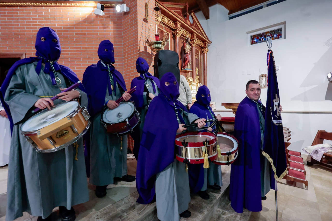 Los niños dan paso a la Semana Santa en Gijón