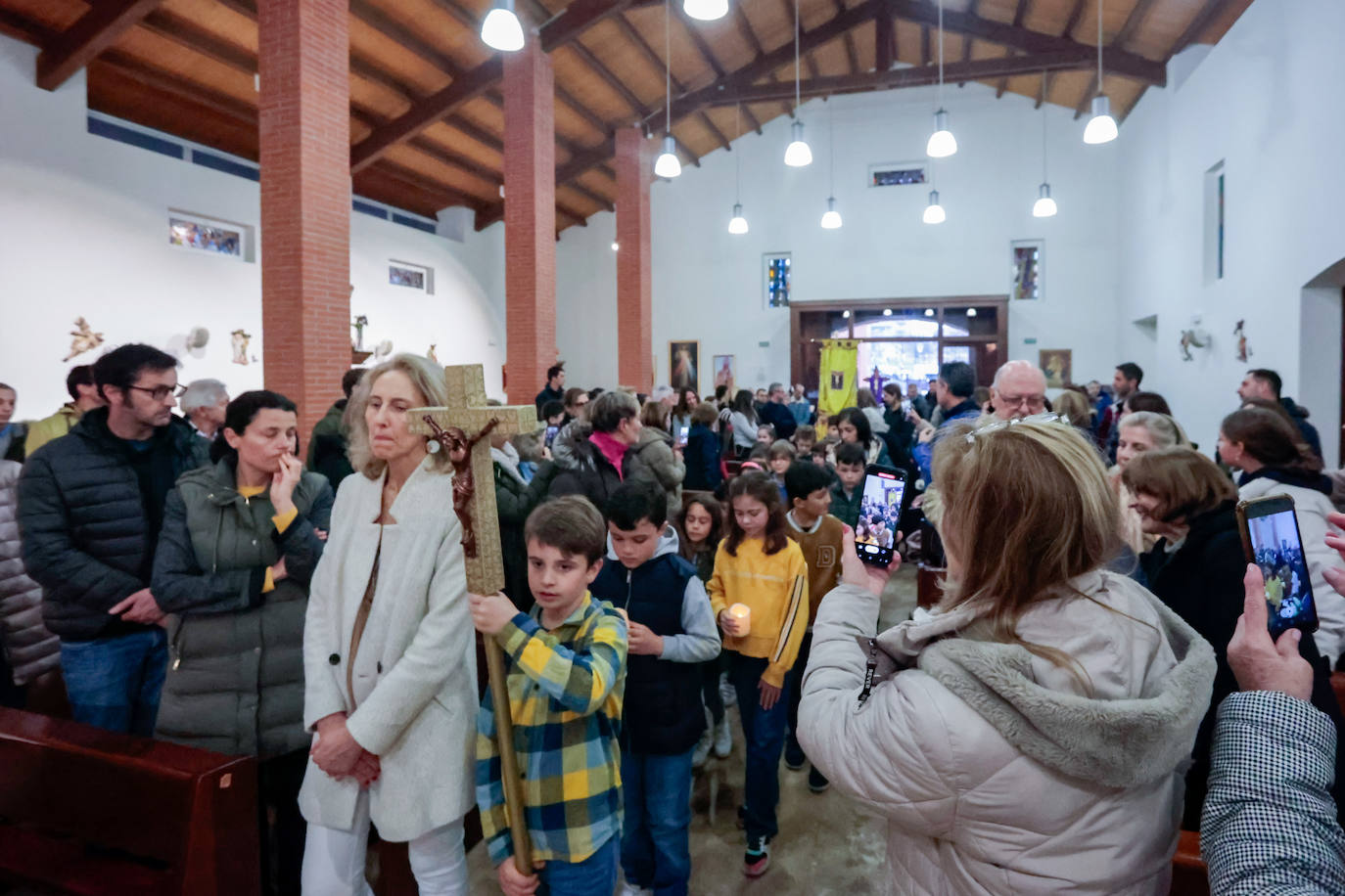 Los niños dan paso a la Semana Santa en Gijón